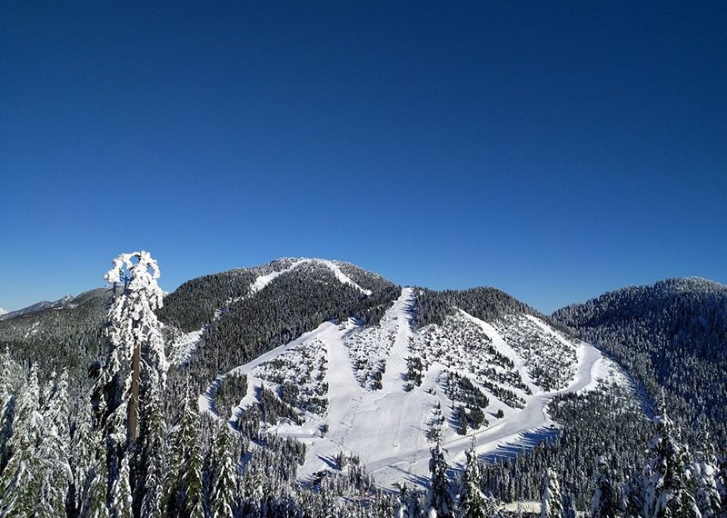 یک افسر پلیس پس از سقوط تخته سنگ از Cypress Mountain بر روی جاده به شدت مجروح شد