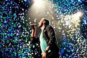Coldplay در کنسرت ونکوور خود، به یک طرفدار&hellip;